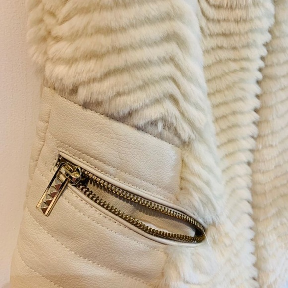 💛 GUESS XS Cream Gold Faux-Fur Sleeveless Vest💛 - Picture 2 of 6